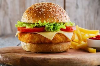 Chicken burger + frytki + Pepsi 0,5l