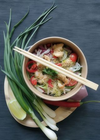 Świeża sałatka orientalna z kurczakiem 400ml