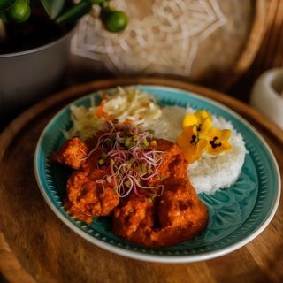 Indyjski Butter chicken z ryżem i surówką 450g