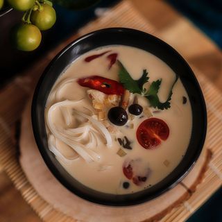 Zupa tom kha z kurczakiem