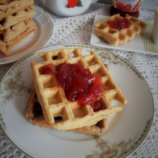 Gofry z bitą śmietaną i owocami