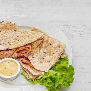 TORTILLA Z KURCZKIEM 