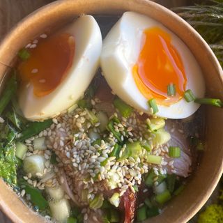 Ramen z warzywami i miesem wieprzowym lub kurczakiem