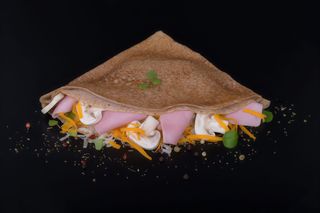 Krep z pieczarkami, serem i szynką 