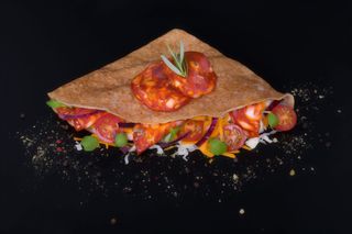 Krep z kiełbasą chorizo, sosem pomidorowym i serem 