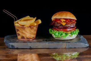 Burger MadDog i mini frytki