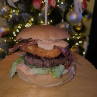 Burger Chłop z lasu i mini frytki