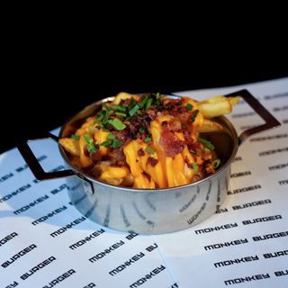 Frytki z bekonem i sosem serowym 250g