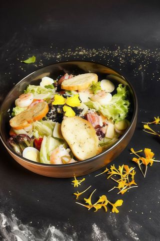 Sałatka Cezar z krewetkami