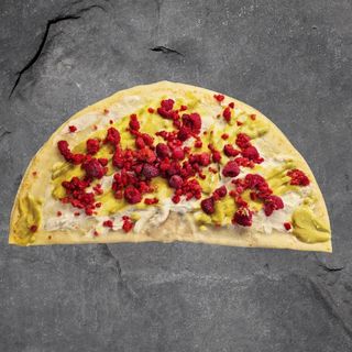 Naleśnik z malinami i pistacją