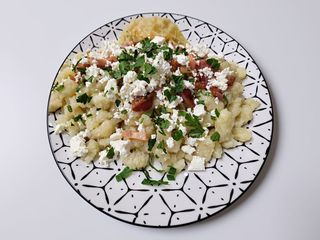 Kluchy ziemniaczane z okrasą twarogiem i kapustą zasmażaną