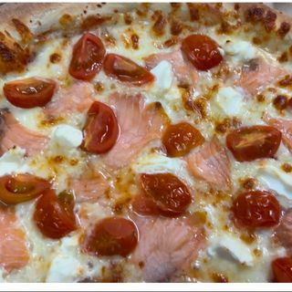 Pizza z  łososiem i rukolą 32cm