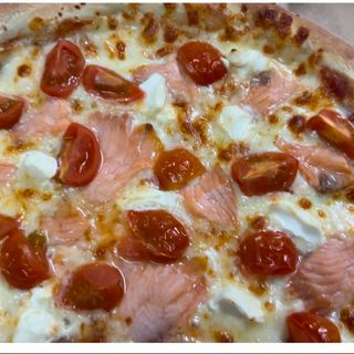 Pizza z wędzonym łososiem i rukolą 45cm