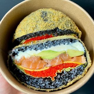 Black Burger z łososiem 