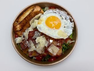 Sałata z jajkiem sadzonym 