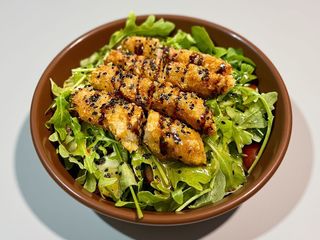 Sałata z krewetkami w tempurze 