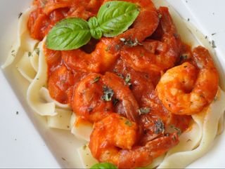 pappardelle z krewetkami w sosie pomidorowym