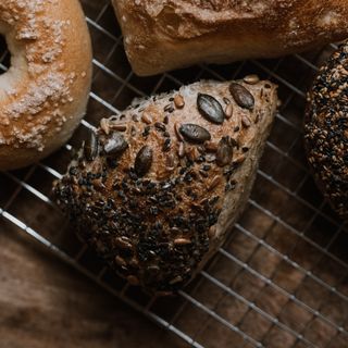 Bułka pszenna z ziarnami