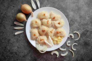 Z ziemniakami, serem i cebulą