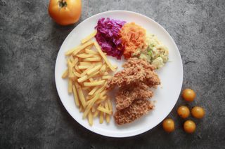 Nuggetsy, frytki, surówki