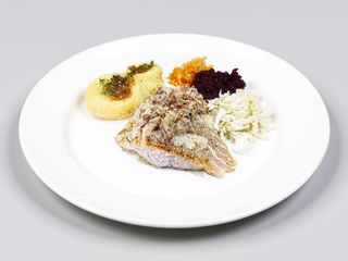 Dorsz w sosie kurkowym, ziemniaki i surówki