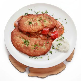 Placki ziemniaczane z kwaśną śmietaną, surówki