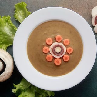 Żurek staropolski na wędzonce z jajkiem i kiełbasą