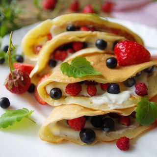 naleśnik z serem, owocami