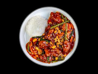 Chrupiący kurczak Kung Pao z orzeszkami w sosie słodko-kwaśnym