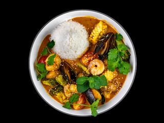 Tajskie żółte curry z owocami morza