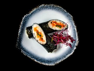 Handroll z łososiem