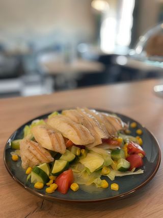 Sałatka z grillowanym kurczakiem