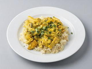 Kurczak w sosie curry z ryżem 