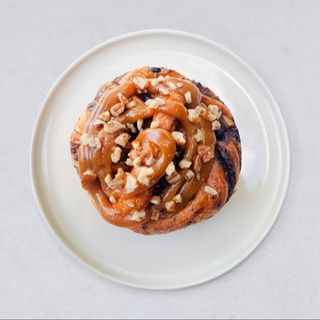 Cruffin z czarną porzeczką i karmelem