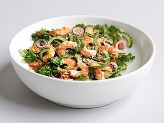 Sałatka z krewetkami tygrysimi