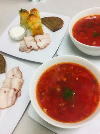 Barszcz z pampuszczkami