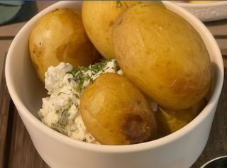 Ziemniak z pieca  z gzikiem