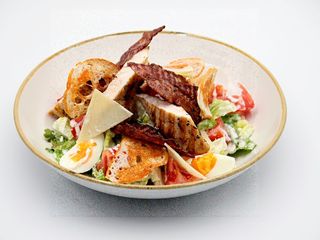 Sałatka Cezar z boczkiem