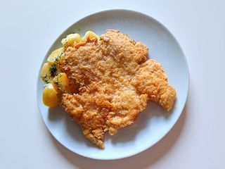 Filet z kurczaka z ananasem z ziemniaki, surówka 