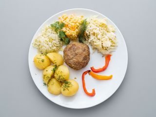 Kotlet mielony 150g z ziemniaki, surówka 