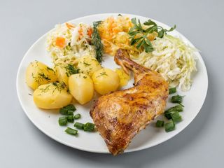 Udko z kurczaka z ziemniaki, surówka 