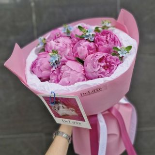  Bukiet z różowych piwonii i oxypetalum