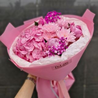 Bukiet z hortensji, piwonii, chryzantem i hipsofiliów