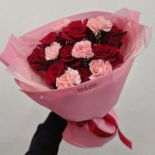 Bukiet z czerwonymi różami i różowymi goździkami 