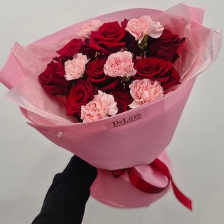 Bukiet róż i goździków 