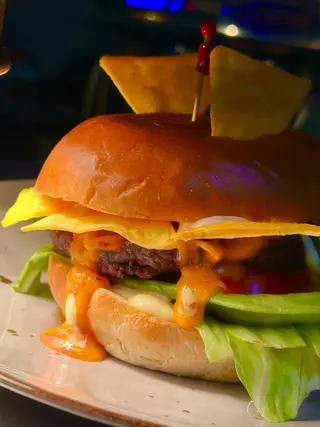 Hamburguesa ranchera deluxe(z frytkami)