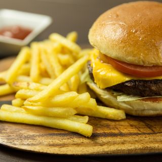 Hamburguesa con queso deluxe(z frytkami)