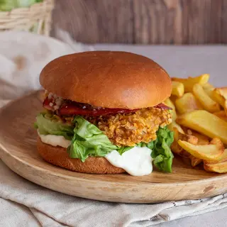Hamburguesa de pollo deluxe(z frytkami)