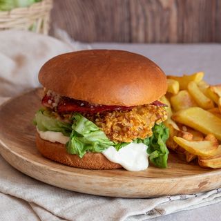 Hamburguesa de pollo deluxe(z frytkami)