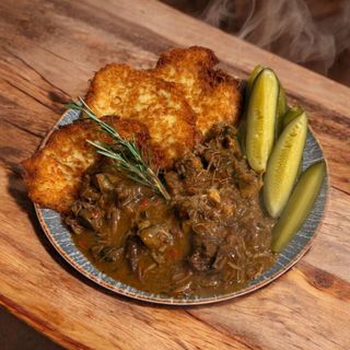 Placki ziemniaczane z gulaszem